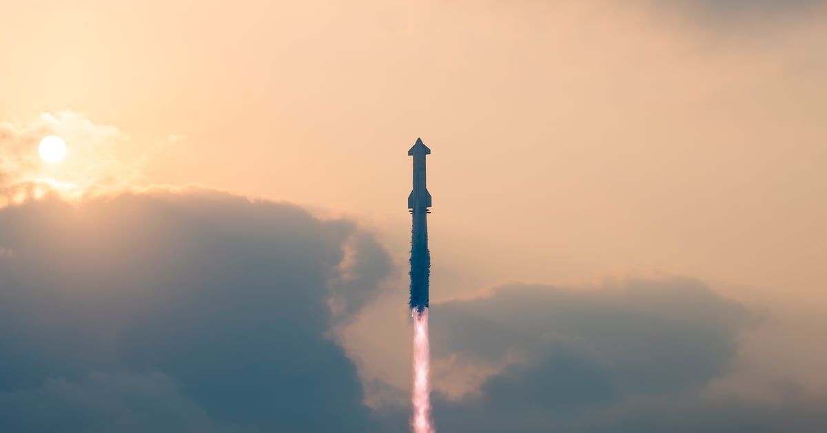 بعد رحلة تاريخية.. عودة مركبة إيلون ماسك الفضائية للأرض (فيديو)