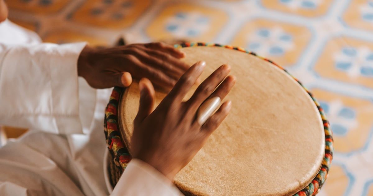 مسنة مغربية تثير الجدل برقصها في احتفال شعبي (فيديو)