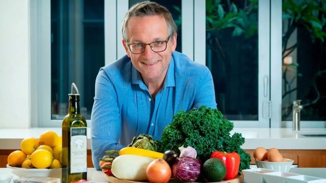 ابتلع دودة شريطية وصنع شوكولا من دمه.. طبيب يجري تجارب علمية على نفسه