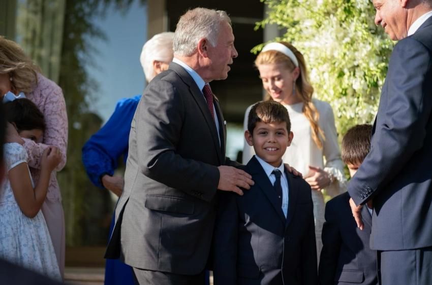 اتفرج لحظات طلب يد الأميرة عائشة بنت فيصل بن الحسين بحضور ملك الأردن وولي العهد (صور)