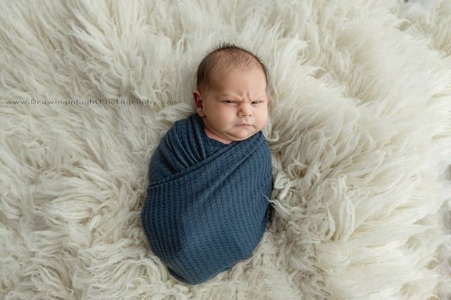 صور "الطفل العابس" تجتاح مواقع التواصل.. فما قصتها؟