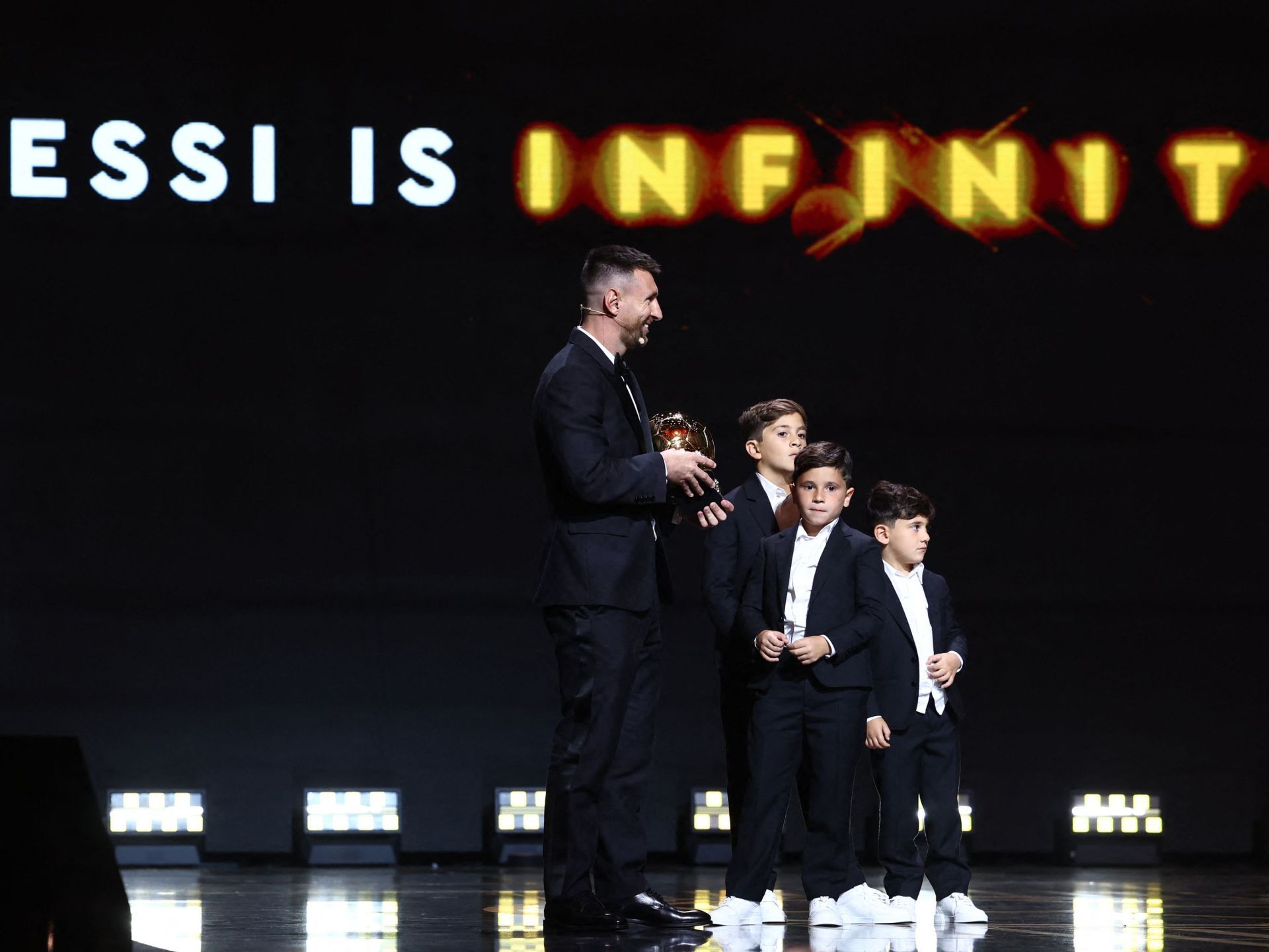 ميسي ينافس على الكرة الذهبية مع لاعبين يصغرونه بأكثر من 10 سنوات - موقع الخليج الان