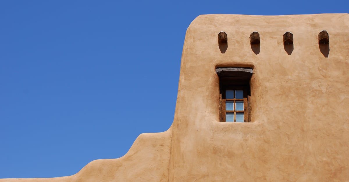 بدلاً من مكتب.. شركة تختار منزلاً طينياً مقراً لها في السعودية (صور)