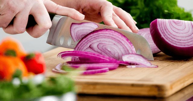 غني بالفيتامينات والمعادن.. البصل كنز غذائي ووقائي