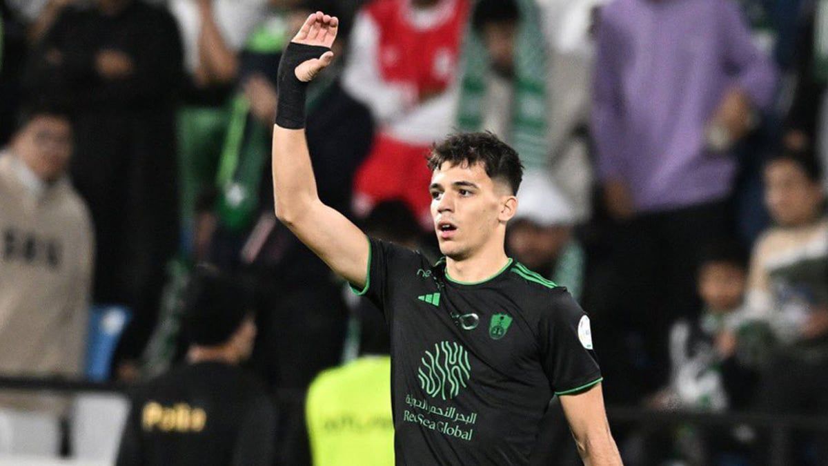 أستون فيلا ينقض على نجم الأهلي السعودي