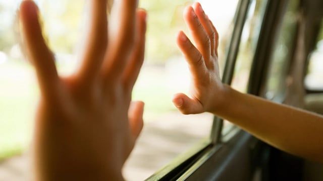 أفران "قاتلة".. تحذيرات من نسيان الأطفال في المركبات