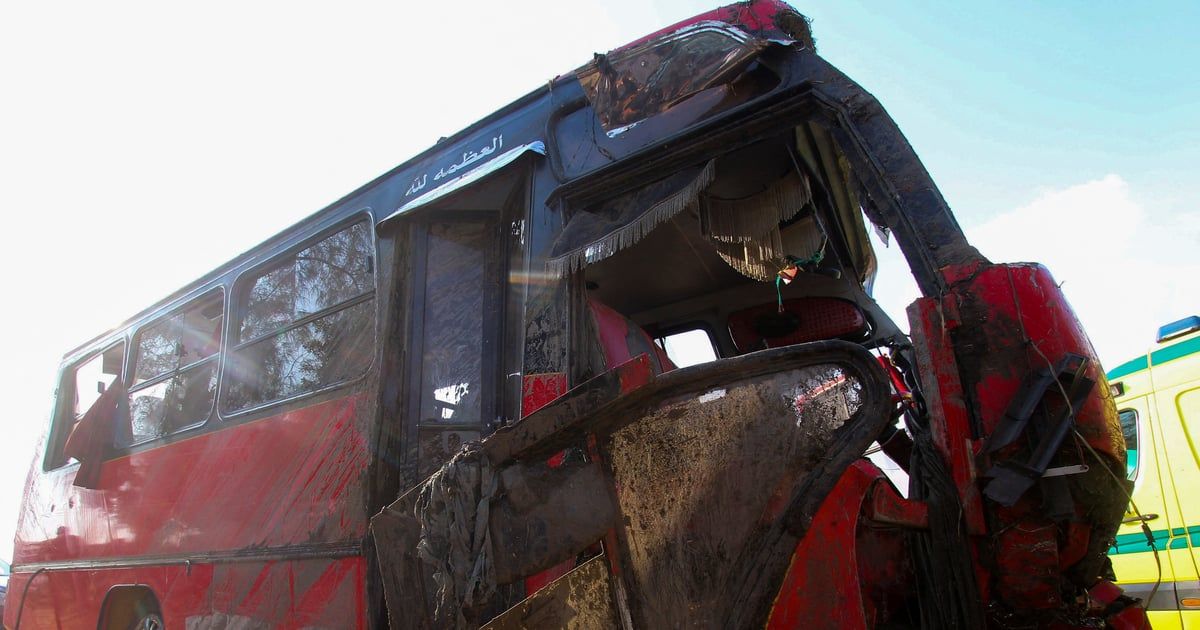 مصرع وإصابة 14 عاملًا مصريًا في حادث سير مروع