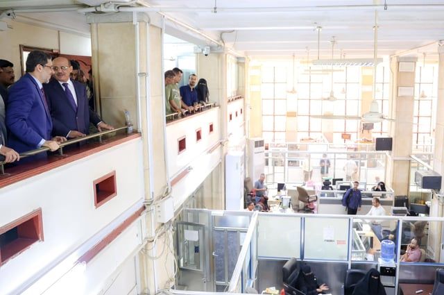 رئيس الوزراء اليمني يتعهد بإجراءات تُوقف تراجع العملة المحلية