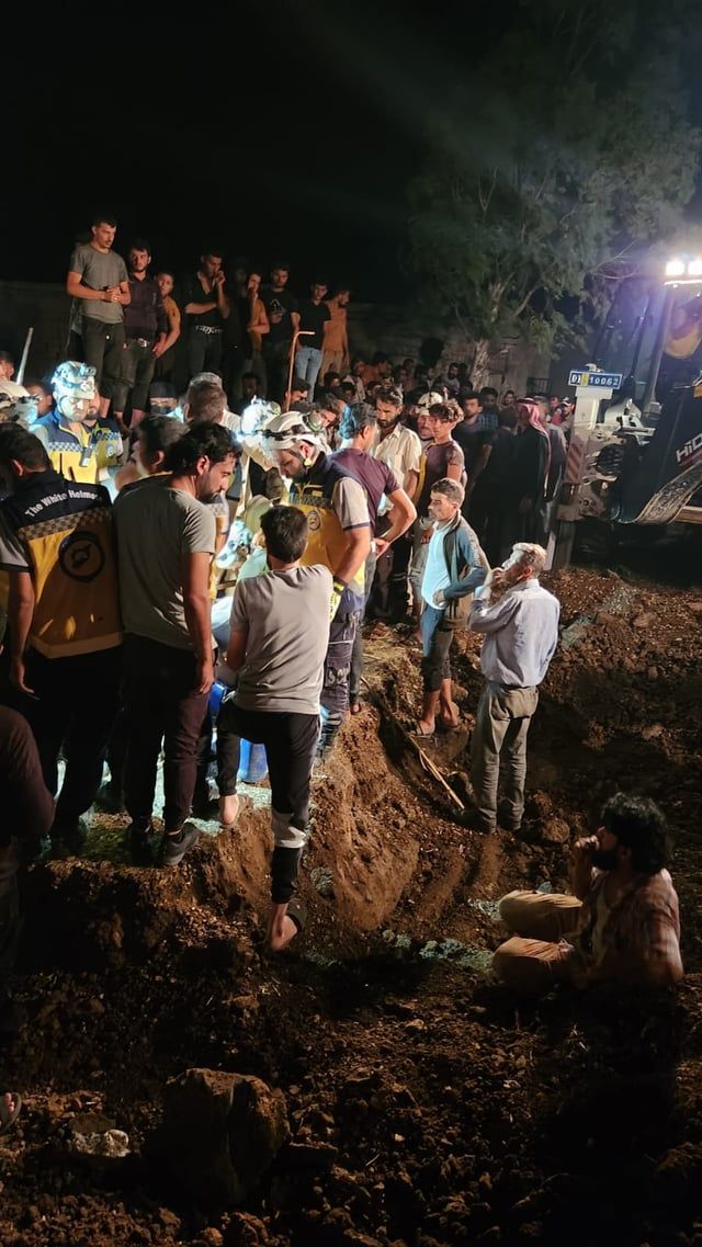 "صوته مسموع".. محاولات لإنقاذ طفل سوري سقط في بئر (صور وفيديو)