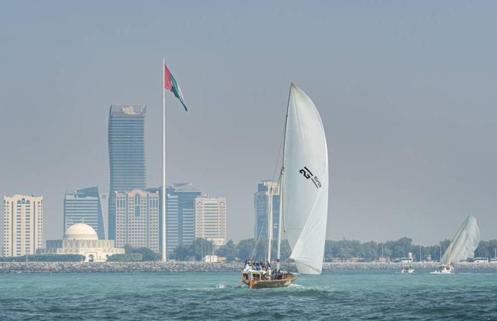 «أطلس 12» يتوج بلقب سباق غناضة للمحامل الشراعية