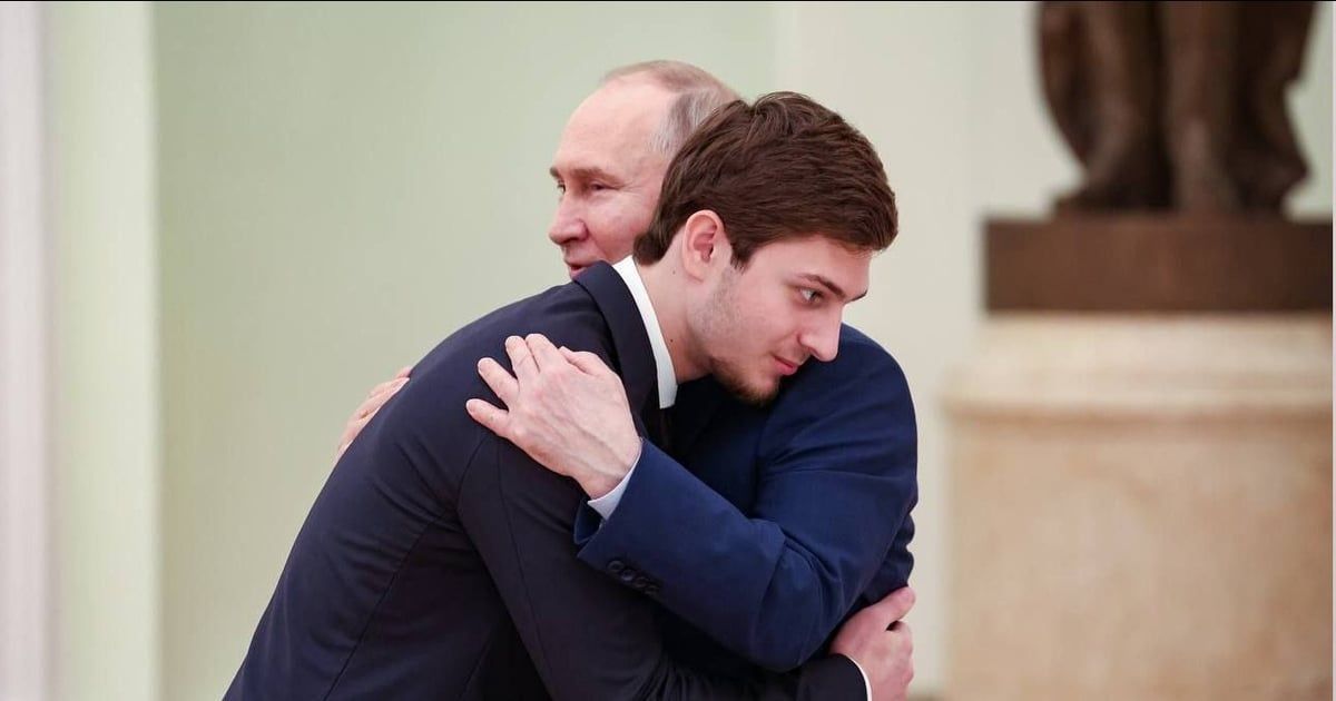 بوتين يفاجئ نجل قاديروف (صور)