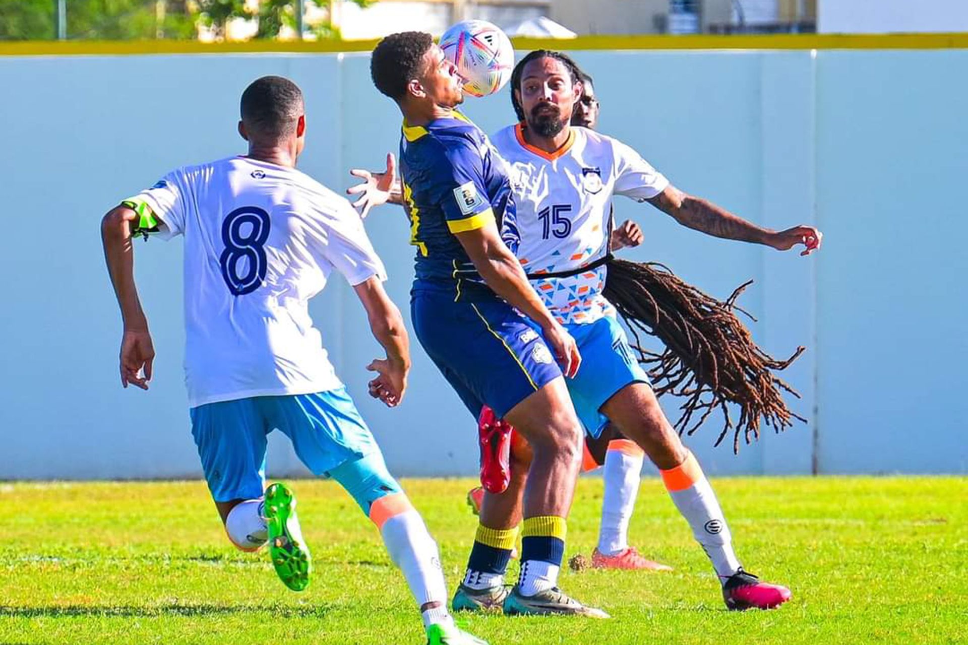 شاهد.. صاحب أطول شعر في كرة القدم يخطف الأنظار في تصفيات مونديال 2026 - موقع الخليج الان