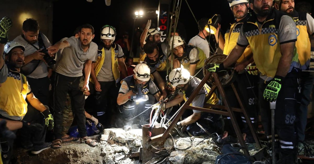 "معجزة".. إنقاذ طفل سوري سقط في بئر (فيديو وصور)