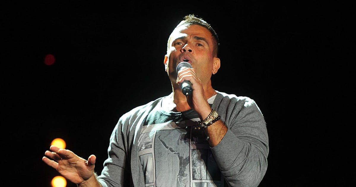 بعد صفعه معجبا.. مشاهير يدافعون عن عمرو دياب