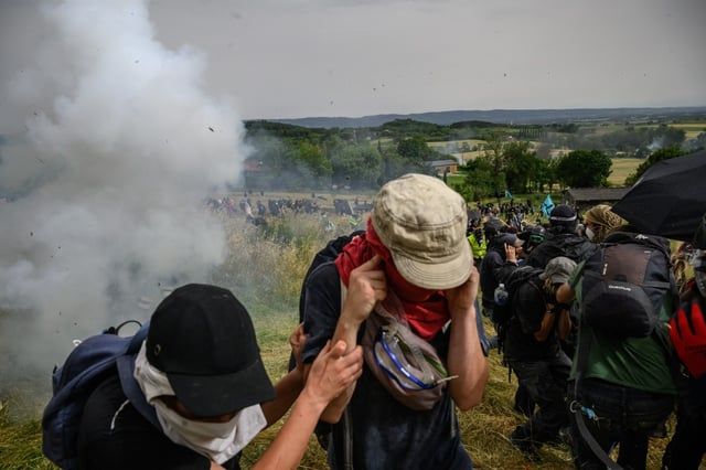 توسعة "طريق سريع" تتسبب في مواجهات بين الشرطة الفرنسية ومحتجين (صور)