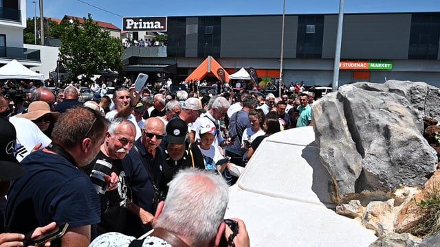 تكريما لآلاف العمّال.. بلدة كرواتية تشيّد مجسّمًا لسيارة مرسيدس (صور)