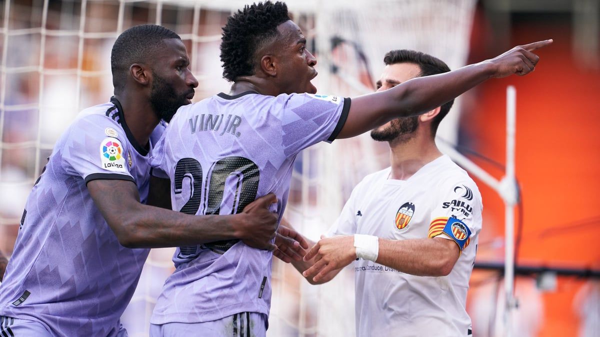 فينيسيوس يعلق على حبس 3 مشجعين لفالنسيا في قضية إهانته