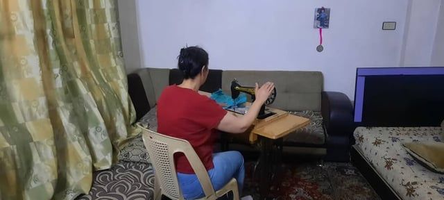 في العيد.. أمهات سوريات يخيّطن الملابس لارتفاع الأسعار