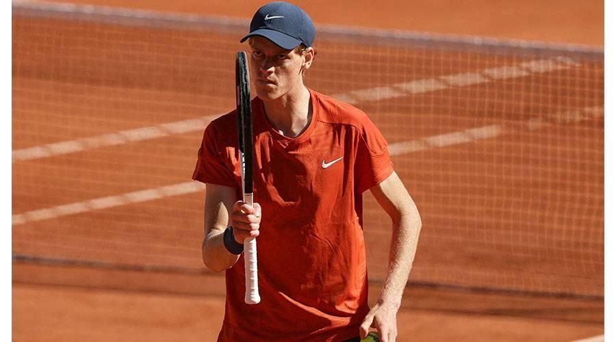 سينر يدخل التاريخ كأول إيطالي يتربّع على عرش التنس