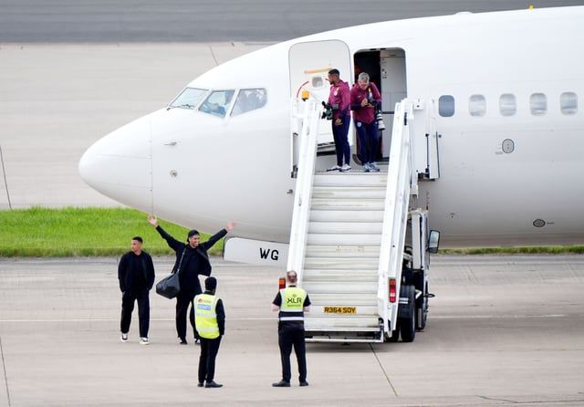 بيلينغهام يؤدي احتفاله الأيقوني أمام طائرة منتخب إنجلترا (صور)