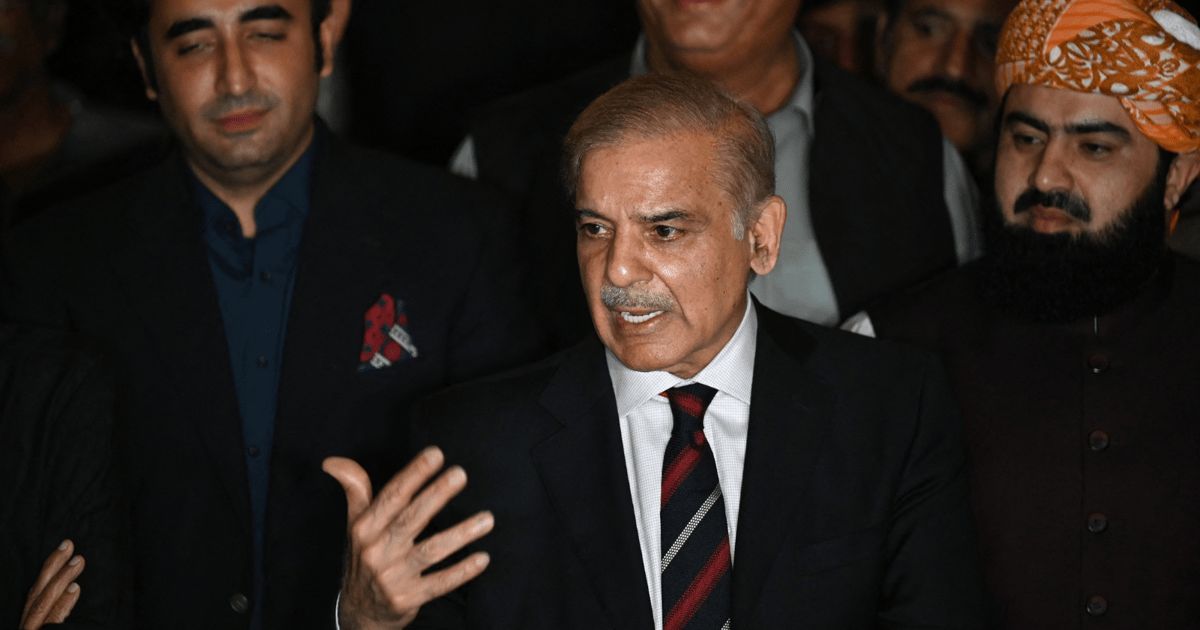 رئيس الوزراء الباكستاني يهنئ "خصمه اللدود" بالولاية الثالثة