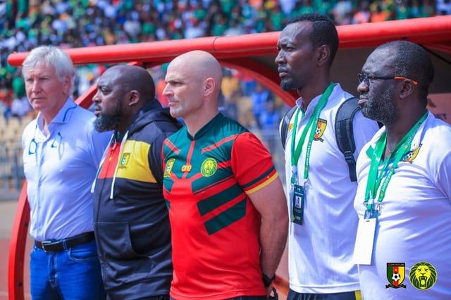 أغرب حادثة.. طاقما تدريب في طائرة الكاميرون لمواجهة أنغولا بتصفيات المونديال