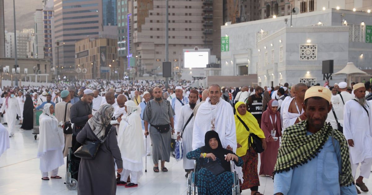 السعودية تضبط عصابة تبيع "أساور حج" مزوّرة