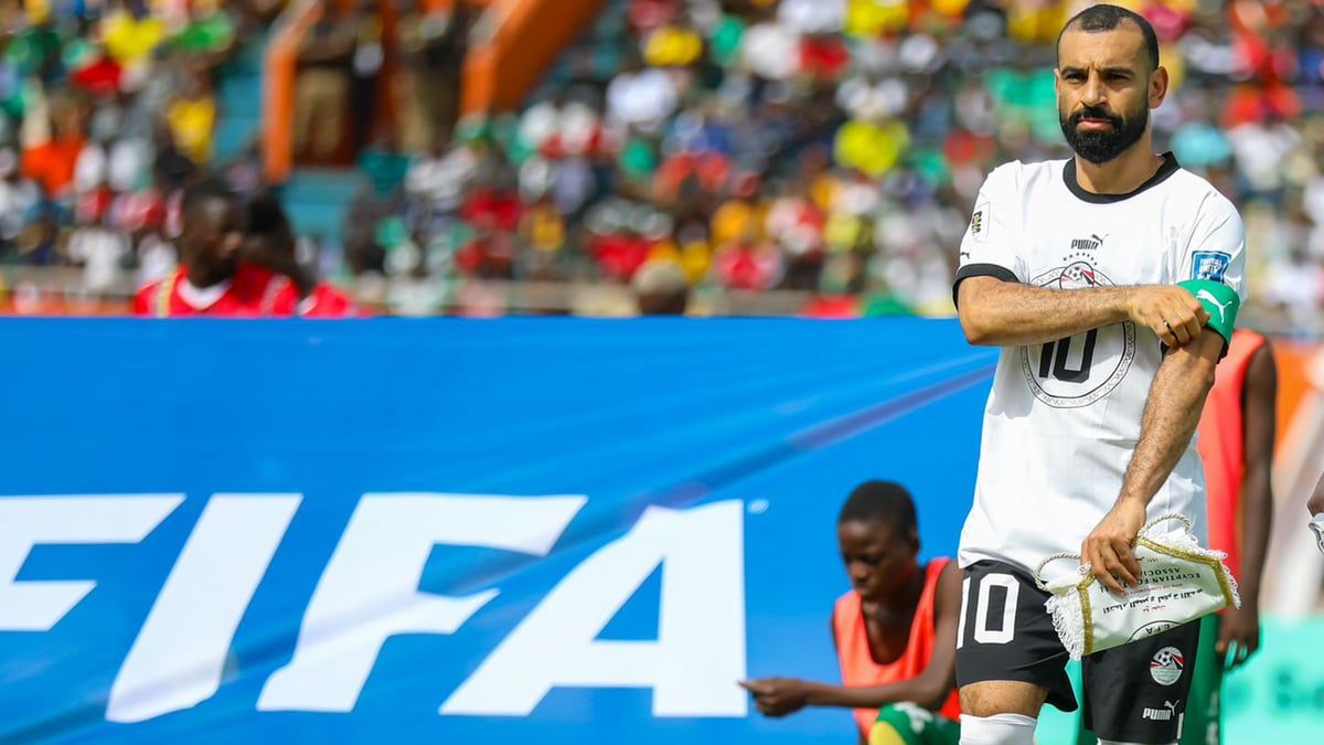 محمد صلاح يحتفل بطبيب منتخب مصر (صورة)