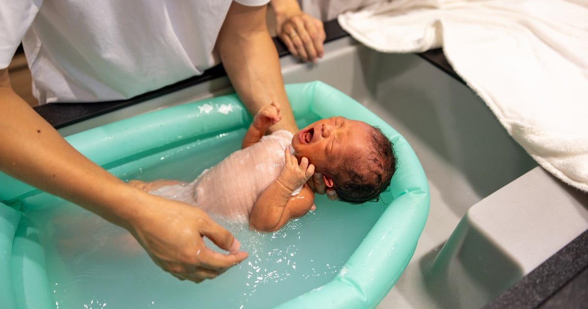 هل تزيد الولادة في الماء من خطر حدوث مضاعفات؟