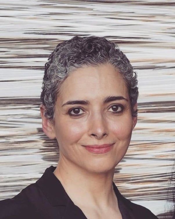 فنانة سعودية تستلهم عملًا فنيًّا فريدًا من "جن الصحراء" (صور)