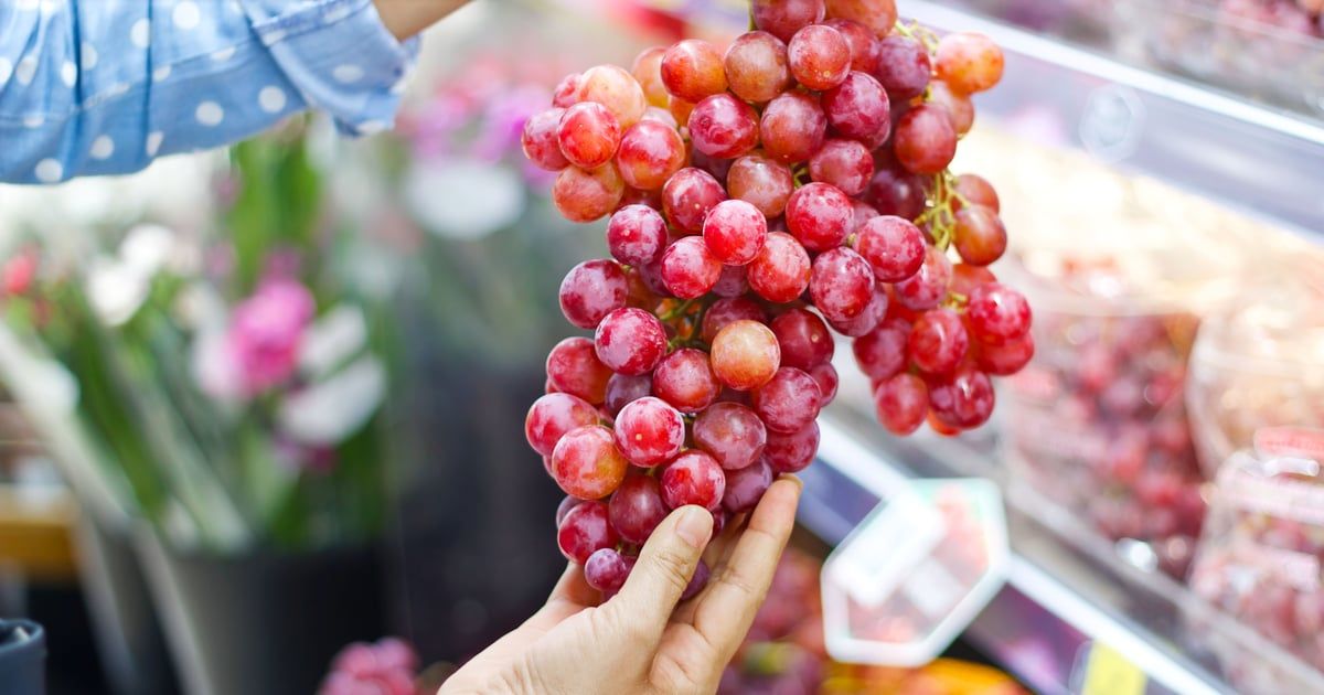 لماذا لا يُنصح بتقشير العنب الأحمر قبل أكله؟