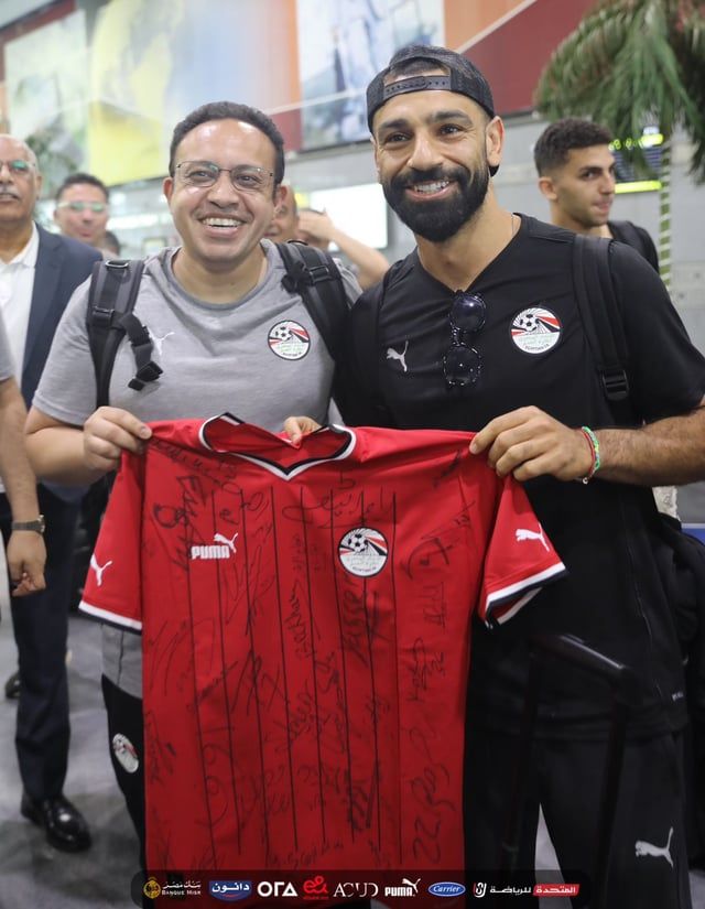 محمد صلاح يحتفل بطبيب منتخب مصر (صورة)