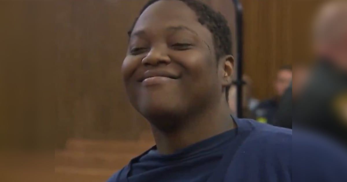 مدانة بـ"قتل" طفل "توزع الابتسامات" أثناء جلسة محاكمتها (فيديو)