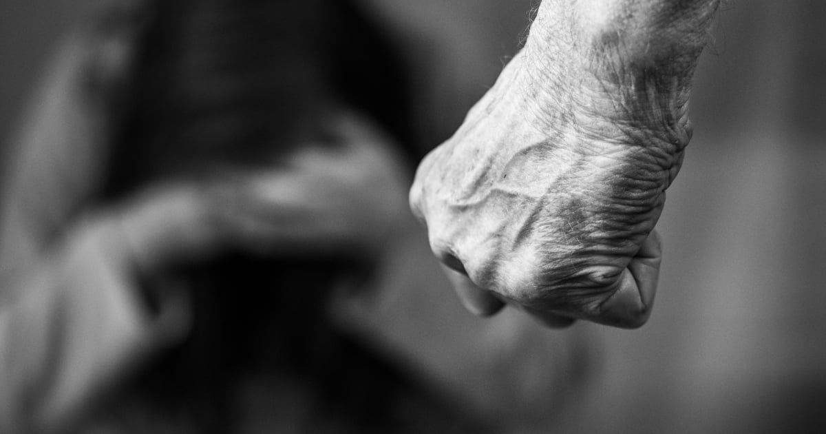 عريس مصري يثير جدلا بتعنيف زوجته خلال حفل زفافهما (فيديو)