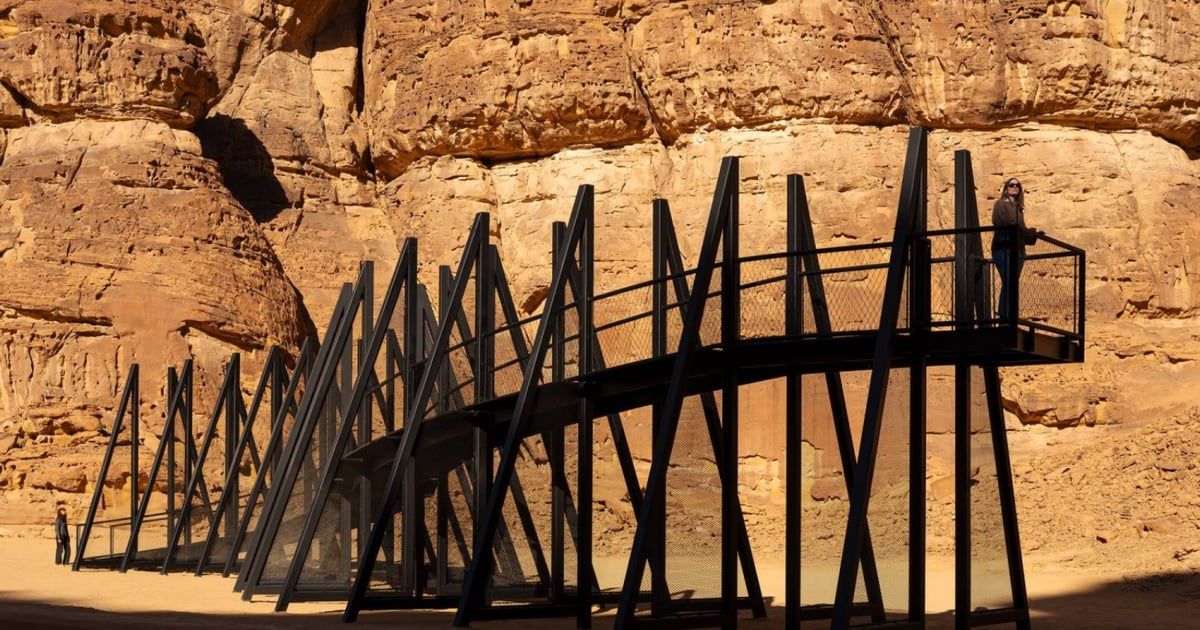 فنانة سعودية تستلهم عملًا فنيًّا فريدًا من "جن الصحراء" (صور)