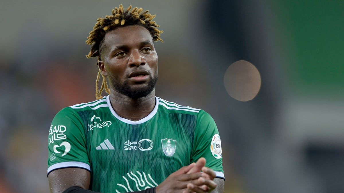 ماكسيمان محترف الأهلي يصعق مشجعًا قلل من الدوري السعودي (صورة)