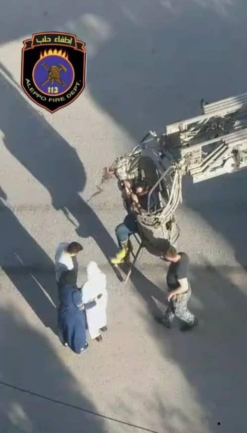 سوريا.. عناصر إطفاء يستخدمون رافعة لمساعدة طالبة على تقديم امتحانها (صور)
