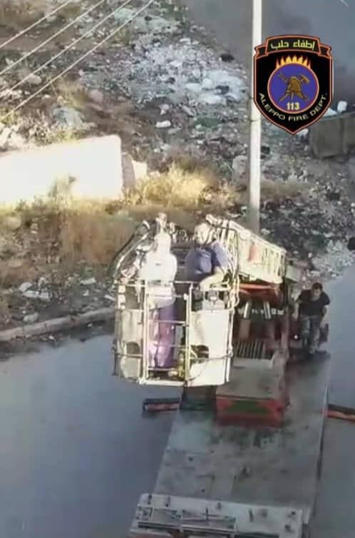 سوريا.. عناصر إطفاء يستخدمون رافعة لمساعدة طالبة على تقديم امتحانها (صور)