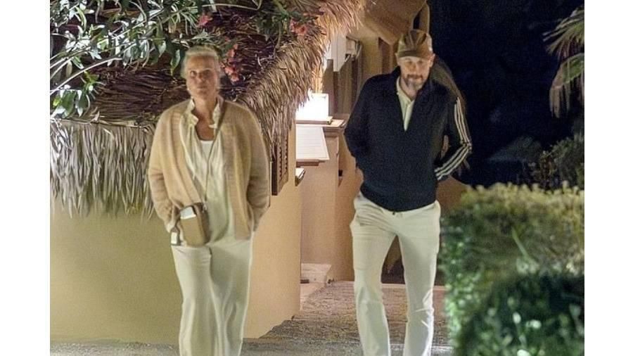 مدرب مانشستر يونايتد يحتفل ببقائه