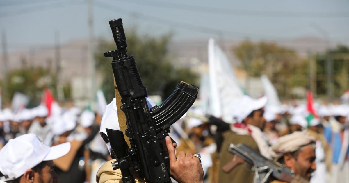 "التأثير على النحل".. تهمة حوثية لأحد المعتقلين تثير سخرية اليمنيين