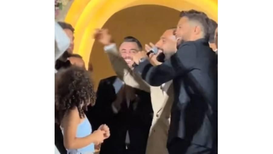 فيديو| محمد صلاح يغني مع حماقي في حفل زفاف محمد هاني