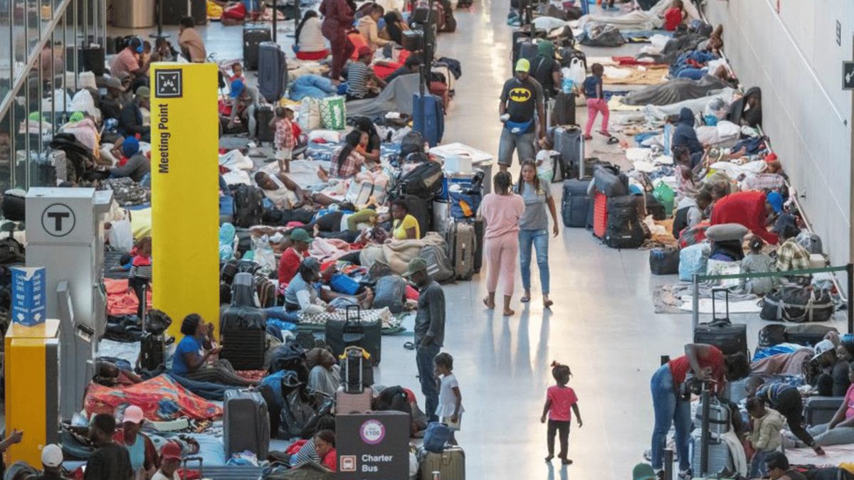 عشرات المهاجرين يفترشون الأرض في مطار بوسطن (فيديو)