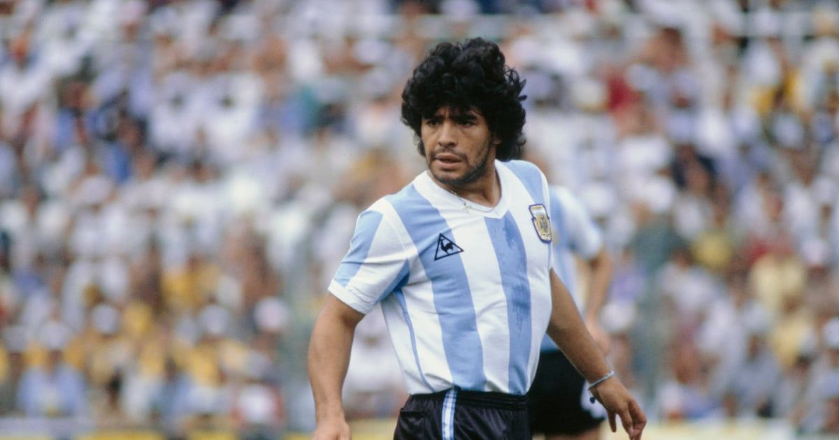 كتاب جديد يربط بين "مارادونا ونابولي"