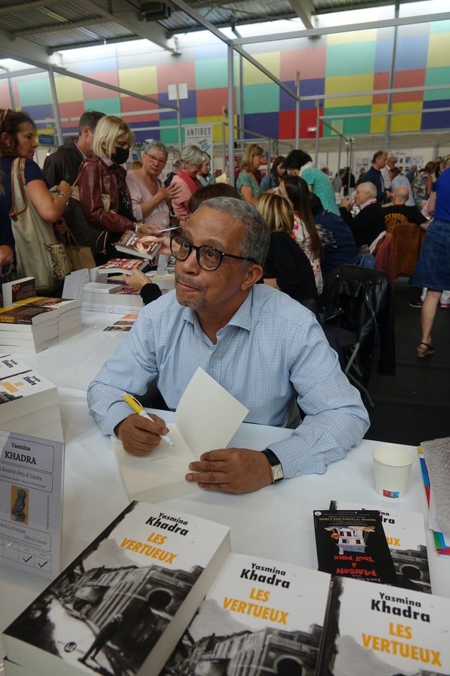 بعد دعوات لإحراق كتبه.. "غضب جزائري" يُخرج ياسمينة خضرا عن صمته