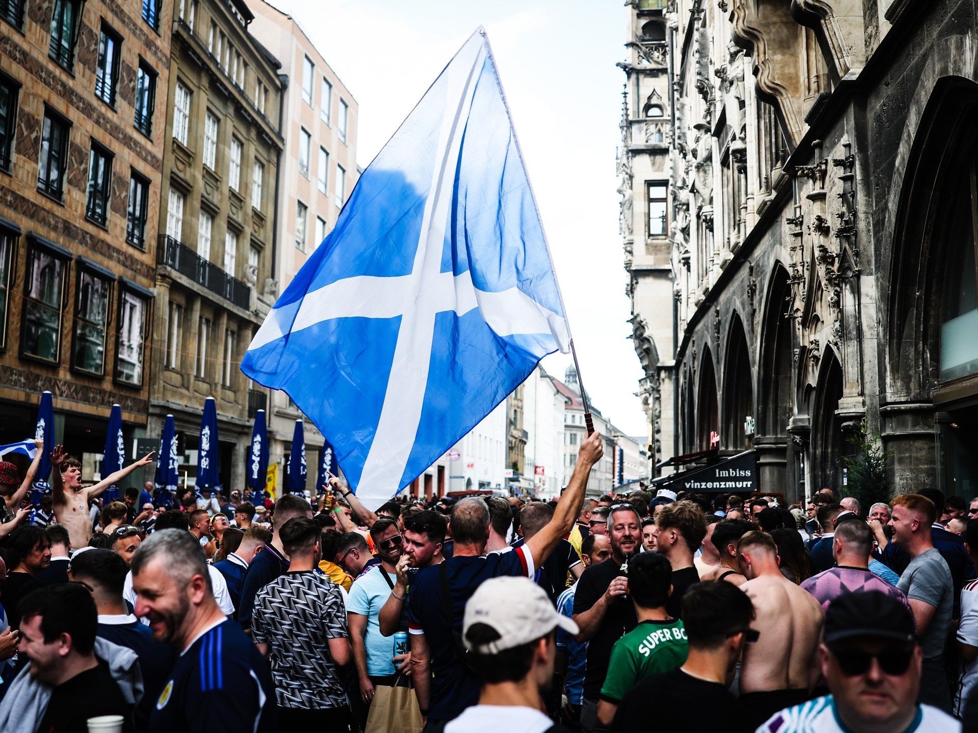 شاهد.. الجماهير الأسكتلندية تجتاح ميونخ قبل افتتاح يورو 2024 - موقع الخليج الان