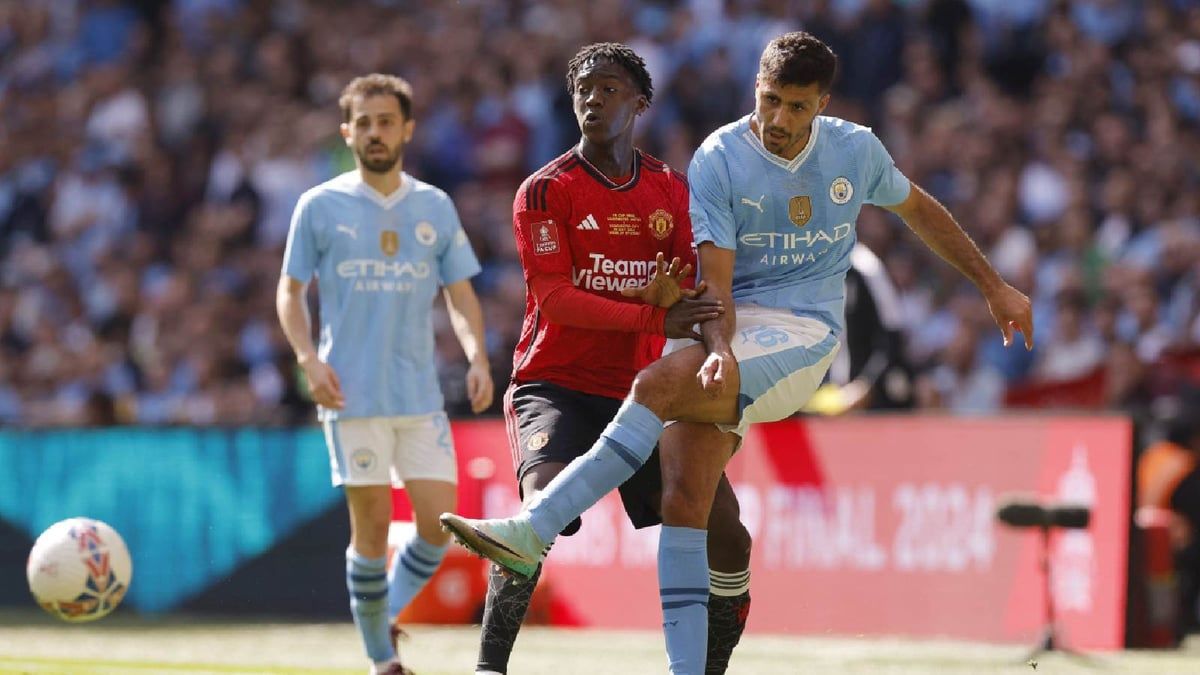 مشجع لمانشستر سيتي يحرج غاري نيفيل (فيديو)