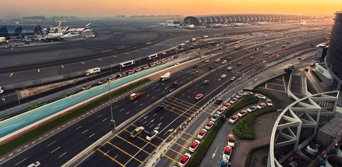 كيف قرأ «المركزي» أداء السياحة والسفر والعقارات في الإمارات 2023؟