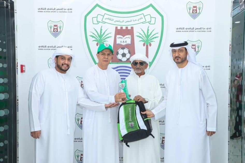 دبا الحصن يكرّم أحمد الظهوري أقدم مشجعيه