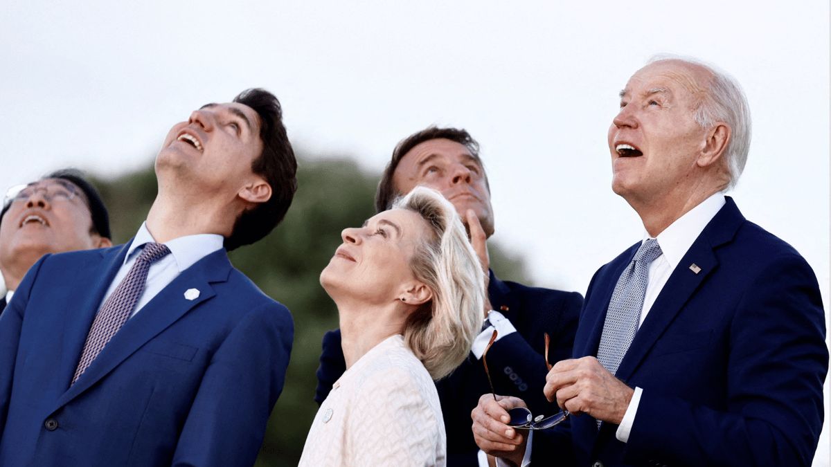 مسؤول أمريكي يعلّق على مقطع فيديو لبايدن خلال عرض مظلي