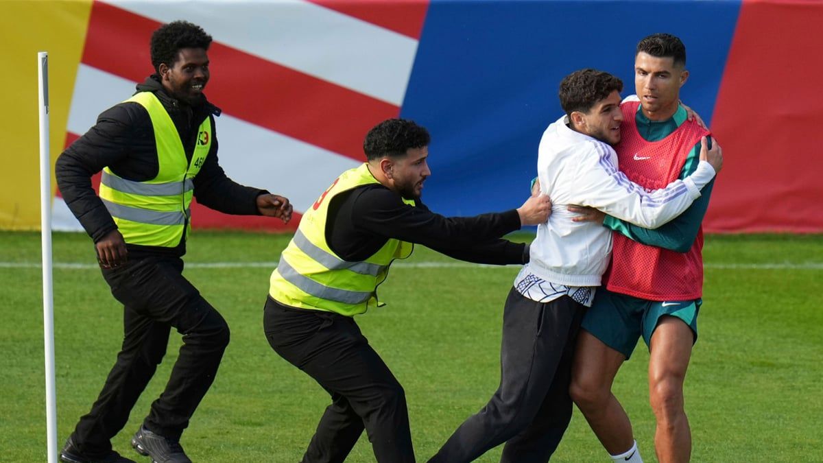 رد فعل مفاجئ من رونالدو بعد اقتحام تدريبات البرتغال